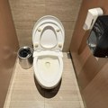 Hoćeš papir, pogledaj reklamu Turiste čeka iznenađenje u javnim toaletima, snimak sve govori!