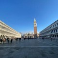 Smetala mu buka: Policija u Veneciji kaznila decu koja su igrala fudbal na trgu