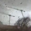 (Video) Superćelijska oluja poharala Francusku: Tornado nosio sve pred sobom, ima mrtvih: Vetar obarao kranove, obistinile se…