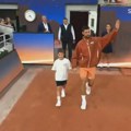 VIDEO Svi gledali u detalj na leđima: Pogledajte u čemu je Đoković izašao, mnogima su popadale vilice