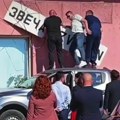 Kosovske vlasti zauzele srpske železničke stanice, uklonjena ćirilična tabla, istaknuta kosovska zastava
