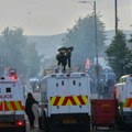 Druga noć nereda: Vodeni topovi i zapaljena vozila na ulicama Belfasta