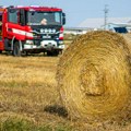 Vatrogasci se 18 sati borili sa stihijom u Despotovu: Zapalilo se 320 rolo bala, pa nastao haos