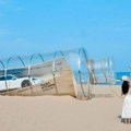 Auto u svetu umetnosti: Porsche osvanuo u boci na obali mora