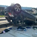 Prevrnuo se automobil u Rakovici: Dve osobe povređene, Hitna pomoć na terenu