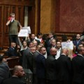 Novi incident u parlamentu: vuvuzelu šetaju od usta do usta