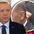 Hit snimak Erdogana: Turskog lidera napala osa dok je držao govor, obezbeđenje odmah prišlo, nisu imali ni trunku milosti…