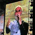 (Foto) Merlin ne štedi: Dino na koncertu u Beogradu nosio zlatne naočare kojih ima samo 40 na celom svetu - evo koliko ih je…