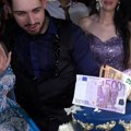 Dobili torbu punu para i zlatnu polugu! Mladoženja na svadbi proslavio 18. rođendan, maloletnu mladu "kupio" za 100.000€