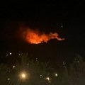 Ponovo požar iznad Rakovca Vatrogasne ekipe na terenu, gori nisko rastinje (video)