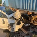 Pijan se mercedesom zakucao U teretni voz: Dva vagona iskočila iz šina od siline udarca, saobraćaj u prekidu (foto)