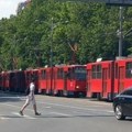 Da li je ovaj čovek normalan? Parkirao kola na tramvajskim šinama, blokirao pola Zvezdare