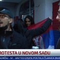 Demonstranti uništavaju srpske zastave u Novom Sadu (video)