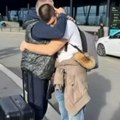 Čeda Jovanović uplakan na aerodromu: Grli sina, a pored njih čovek koji se ne razdvaja od njega od razvoda