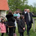 Vučević posetio porodicu sa osmoro dece u kosjeriću Lider SNS obišao i radove na asfaltiranju puteva: Na Vidovdan će biti…