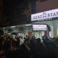 Dok građani odaju poštu, iz SNS se čuje glasna muzika (VIDEO)