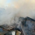 Veliki požar na Paliluli u Beogradu Crni gusti dim vidi se iz svih delova grada, vatrogasci sa pojačanjem na licu mesta (foto)…