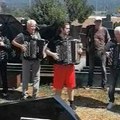 Muzika se ori na groblju, na pomen legendarnog pevača došli muzičari: Ljudi u neverici na seoskom groblju