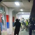 Demonstranti potpuno demolirali prostorije SNS u Novom Sadu: Razbijena stakla, iznet nameštaj, ispolivana farba (foto,video)