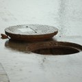 U beogradskoj ulici izbila voda iz kanalizacione cevi: Evo zbog čega je nastao problem
