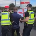Uhapšen jer je vikao da voli slaninu: Neverovatan inicident na protestima u V. Britaniji (VIDEO)