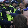 Haos na protestu Četvoro uhapšenih, policajac udaren u glavu London vri
