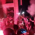 Neredi na protestu u Novom Sadu: Demonstranti gađaju policiju farbom i petardama kod Filozofskog fakulteta, policija ih…