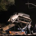 Mašinovođa poginuo, 37 osoba povređeno kada je voz iskočio iz šina blizu Barselone