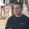Veljko (21) odbio grad i osta na selu! Sa porodicom živi od stoke i zemlje, a zbog ovoga mu je posebno drago: Živim kao…