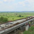 Pri kraju izgradnja vijadukta preko Surčinskog polja, značajno će skratiti putovanje između aerodroma i centra Beograda: "Biće…
