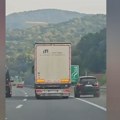 Bahatost bez granica: Vozač BMW-a podivljao u saobraćaju, ljudi u neverici gledali šta radi