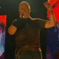 "Zovite hitnu, pozlilo mu je!" Tompson usred koncerta iznenada prekinuo pesmu pa zatražio pomoć