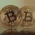 Bitkoin blago pao na 55.760 evra, itirijum za jedan odsto na 1.636 evra