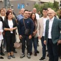 „Važno je da slušamo jedni druge“ Mićin s Vučevićem prošetao gradom i razgovarao s novosađanima: Hvala vam što nam dajete…
