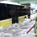 Dramatični snimci nevremena u Istanbulu, pojavila se i klizišta: Voda ušla u gradski prevoz, ljudi prestrašeni