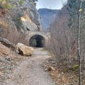Sablasno je prazan i kroz njega odavno ne prolaze vozovi: Ovako danas izgleda tunel iz "Lepa sela, lepo gore"; nalazi se u…
