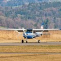 Nesreća na hrvatskom aerodromu: Avion pri sletanju izleteo sa piste i zakucao se u drvo, povređeni pilot i kopilot
