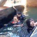 Zbog selfija završili u ledenoj vodi Turisti napravili haos u Veneciji - Naginjali se zbog fotki, pa prevrnuli gondolu (video)