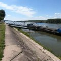 Потонула баржа код моста између Илока и Бачке Паланке носила 1.000 тона ђубрива