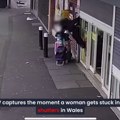 Žena za dlaku izbegla katastrofu Dok je čekala da se otvori radnja, roletne joj uhvatile kaput i podigle je tri metra od…
