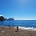 Vrelo u aprilu, kupači se baškare na plažama u Crnoj Gori i kažu – voda je odlična: Letnje slike već s proleća stižu…
