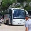 Turisti „zarobljeni“ kod Ostroga, među njima i Leskovčani (video)