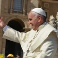 Papa pozvao sveštenike da skrate propovedi: Ljudi izgube pažnju