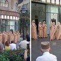 Nesvakidašnja situacija u Knez Mihailovoj: Ljudi neobično obučeni na ulici, prolaznici ih posmatrali