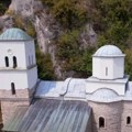 (Video) Veliko čudo na Đurđevdan u manastiru Gornjak- u prvoj zadužbini kneza Lazara potekla čudotvorna voda, veruje se da…