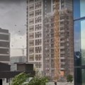 Oprez! Po Novom Beogradu leti građevinski materijal sa zgrade i uopšte nije naivno (VIDEO)