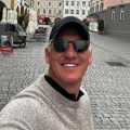 Prvo oglašavanje bastijana otkako je zvanično razveden Švajnštajger nasmejan poručio: Lepo je...