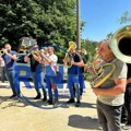 Ovako se dolazak asfalta slavi u srpskom selu - zagrmele trube u Severovu kod Arilja: Meštani nakon godina čekanja konačno…