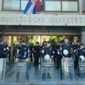 U toku protest ispred Filozofskog fakulteta u Novom Sadu: Studenti isporučili pet zahteva dekanu