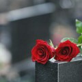 (ФОТО) Студента Богдана полиција у ланцима довела на очеву сахрану